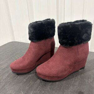 BRAND NEW DKNY Burgundy Faux‑Fur Collar Wedge Booties – Size 7.5